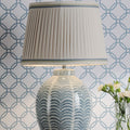 Lampada da tavolo in ceramica blu Stannard con paralume in seta artificiale naturale