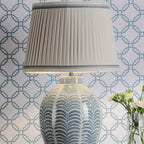 Lampada da tavolo in ceramica blu Stannard con paralume in seta artificiale naturale