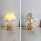 Lampada da Tavolo LED a Pallone Conico Pieghettato in Rattan Nordico Contemporaneo per Camera da Letto