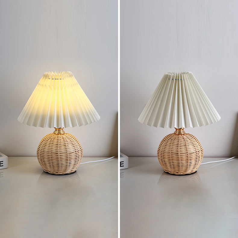 Lampada da Tavolo LED a Pallone Conico Pieghettato in Rattan Nordico Contemporaneo per Camera da Letto