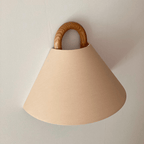 Applique moderna originale in legno massello plissettato a semicerchio con 1 luce