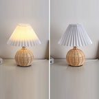 Lampada da Tavolo LED a Pallone Conico Pieghettato in Rattan Nordico Contemporaneo per Camera da Letto