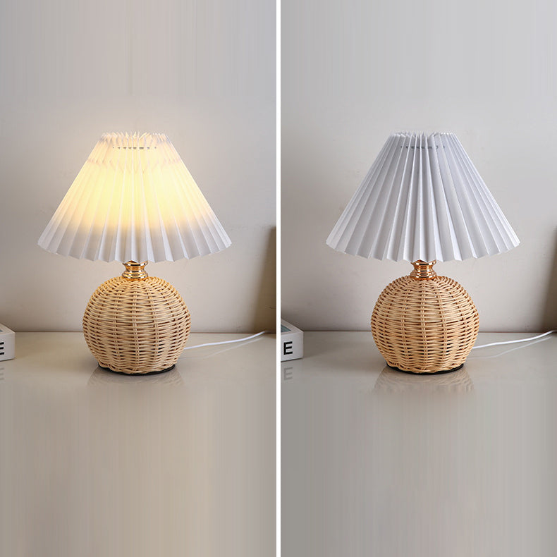 Lampada da Tavolo LED a Pallone Conico Pieghettato in Rattan Nordico Contemporaneo per Camera da Letto
