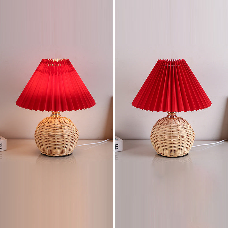 Lampada da Tavolo LED a Pallone Conico Pieghettato in Rattan Nordico Contemporaneo per Camera da Letto