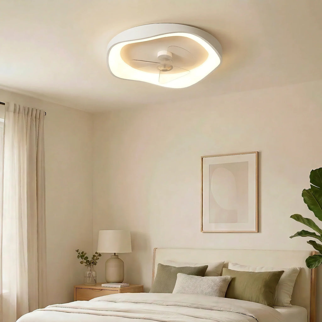 Ventilatore da soffitto bianco in minimalismo moderno con luce
