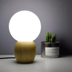 Lampada da Tavolo a Sfera in Vetro Bianco Latte in Legno Massello Nordico con 1 Luce