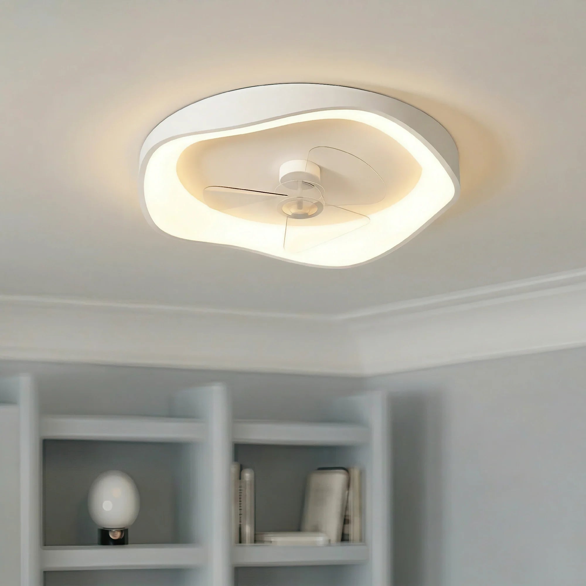 Ventilatore da soffitto bianco in minimalismo moderno con luce