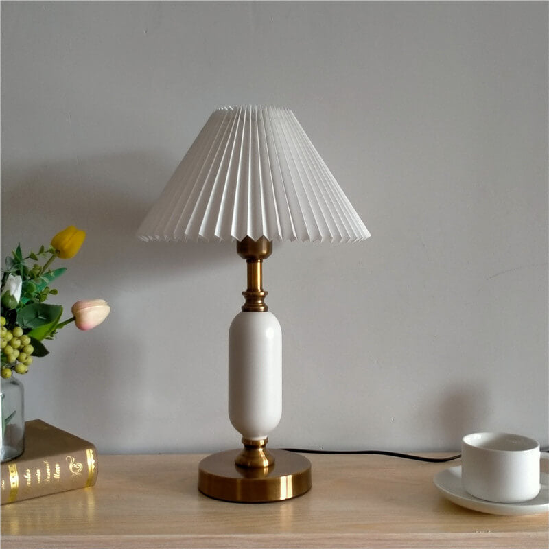 Lampada da Tavolo Tradizionale Francese con Paralume Pieghettato in Tessuto PVC e Metallo per Camera da Letto