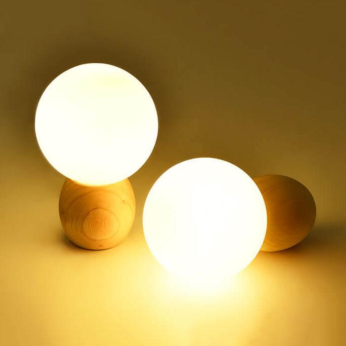 Lampada da Tavolo a Sfera in Vetro Bianco Latte in Legno Massello Nordico con 1 Luce