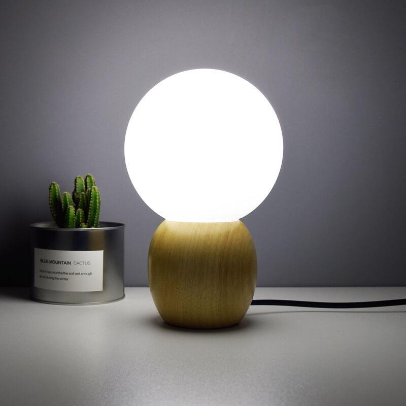 Lampada da Tavolo a Sfera in Vetro Bianco Latte in Legno Massello Nordico con 1 Luce