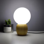 Lampada da Tavolo a Sfera in Vetro Bianco Latte in Legno Massello Nordico con 1 Luce