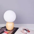 Lampada da Tavolo a Sfera in Vetro Bianco Latte in Legno Massello Nordico con 1 Luce