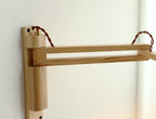 Applique da parete a 1 luce retrattile in vetro bianco a strisce nordiche con noce
