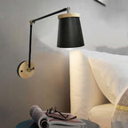 Applique da parete in legno massello scandinavo contemporaneo con paralume in ferro a cilindro, lampada a 1 luce per camera da letto
