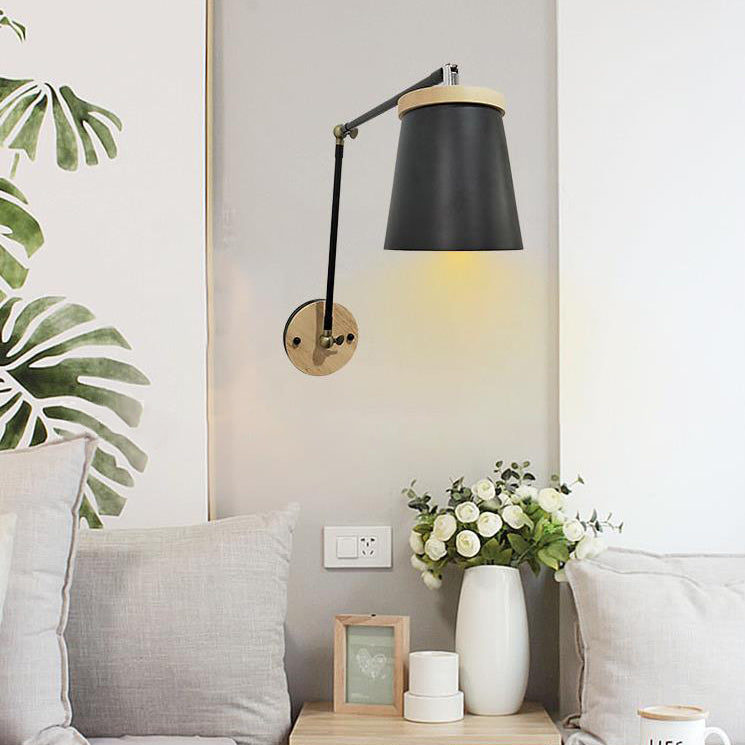 Applique da parete in legno massello scandinavo contemporaneo con paralume in ferro a cilindro, lampada a 1 luce per camera da letto