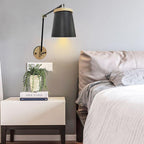 Applique da parete in legno massello scandinavo contemporaneo con paralume in ferro a cilindro, lampada a 1 luce per camera da letto