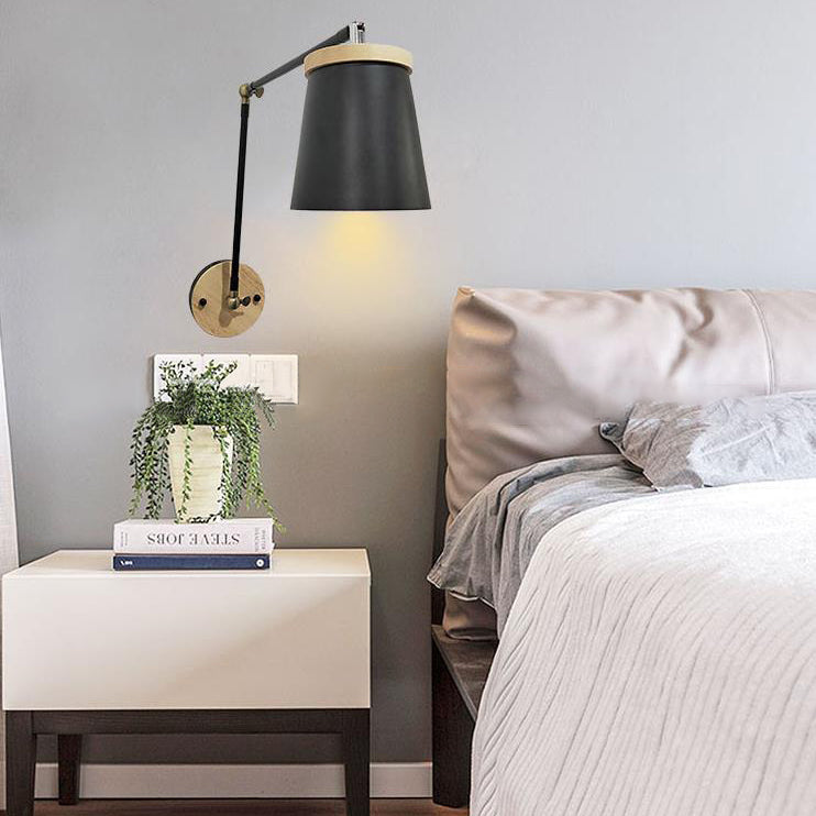 Applique da parete in legno massello scandinavo contemporaneo con paralume in ferro a cilindro, lampada a 1 luce per camera da letto