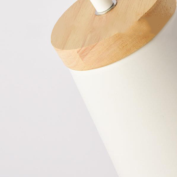 Applique da parete in legno massello scandinavo contemporaneo con paralume in ferro a cilindro, lampada a 1 luce per camera da letto