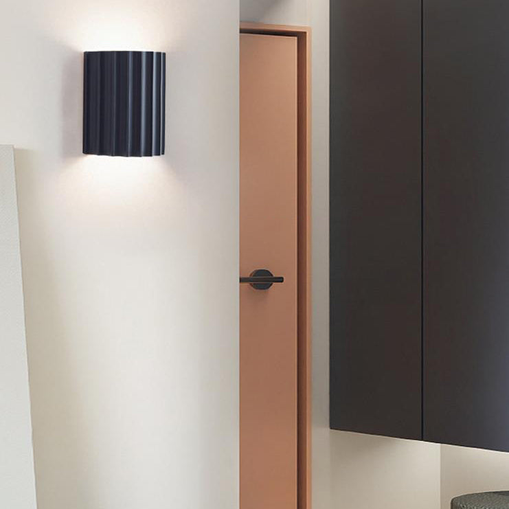 Applique da parete contemporanea scandinava in resina a mezza colonna con 2 luci per corridoio