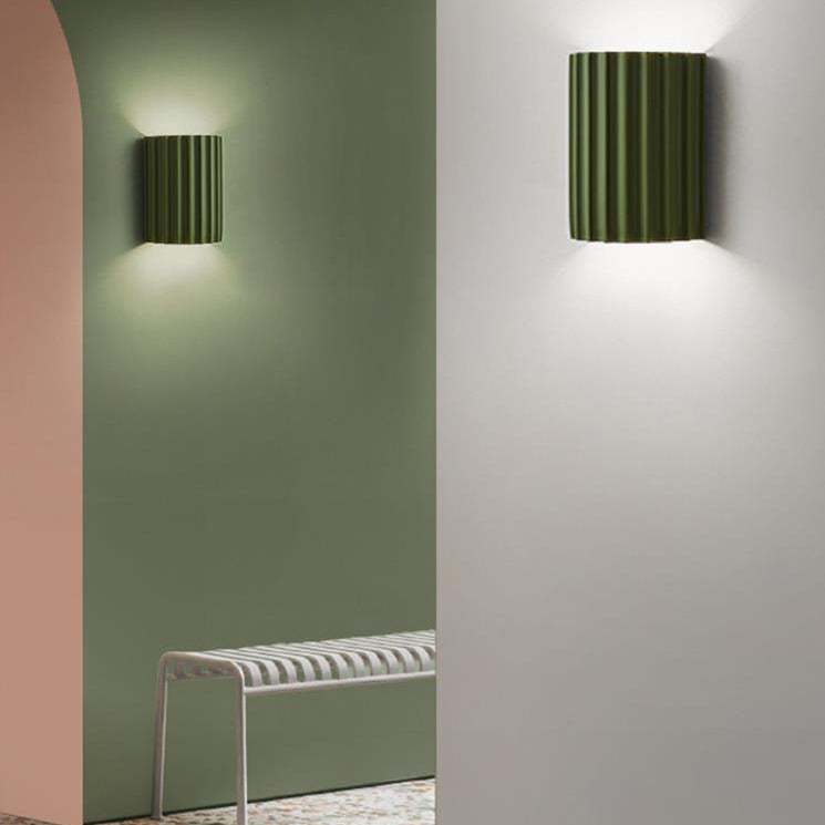 Applique da parete contemporanea scandinava in resina a mezza colonna con 2 luci per corridoio