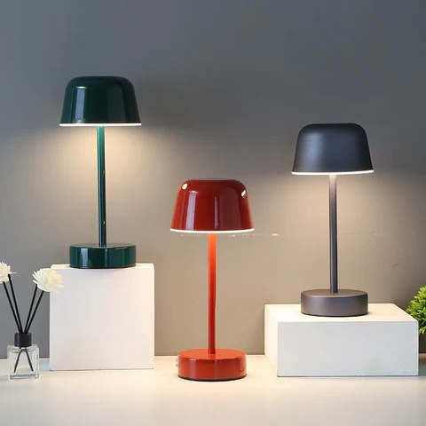 Lampada da Tavolo Moderna Semplice e Elegante in Metallo