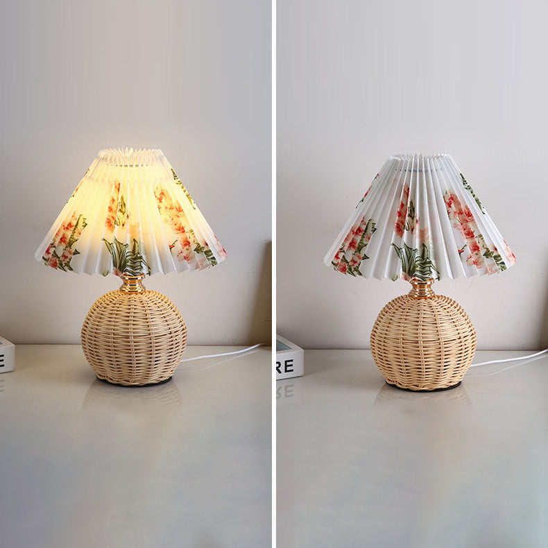 Lampada da Tavolo LED a Pallone Conico Pieghettato in Rattan Nordico Contemporaneo per Camera da Letto