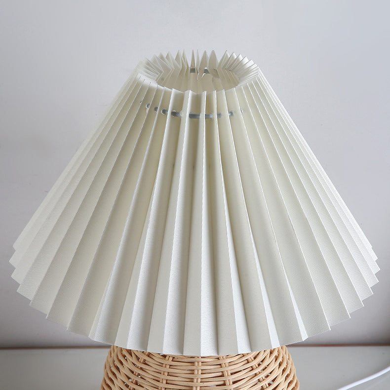 Lampada da Tavolo LED a Pallone Conico Pieghettato in Rattan Nordico Contemporaneo per Camera da Letto
