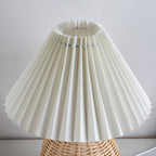 Lampada da Tavolo LED a Pallone Conico Pieghettato in Rattan Nordico Contemporaneo per Camera da Letto