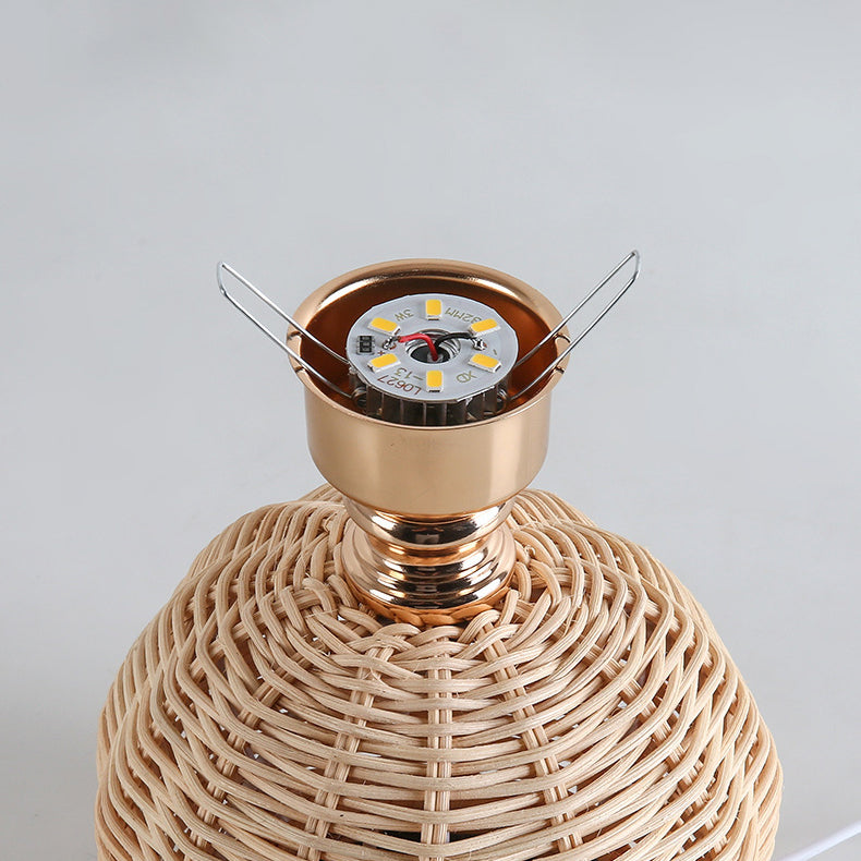 Lampada da Tavolo LED a Pallone Conico Pieghettato in Rattan Nordico Contemporaneo per Camera da Letto
