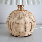 Lampada da Tavolo LED a Pallone Conico Pieghettato in Rattan Nordico Contemporaneo per Camera da Letto