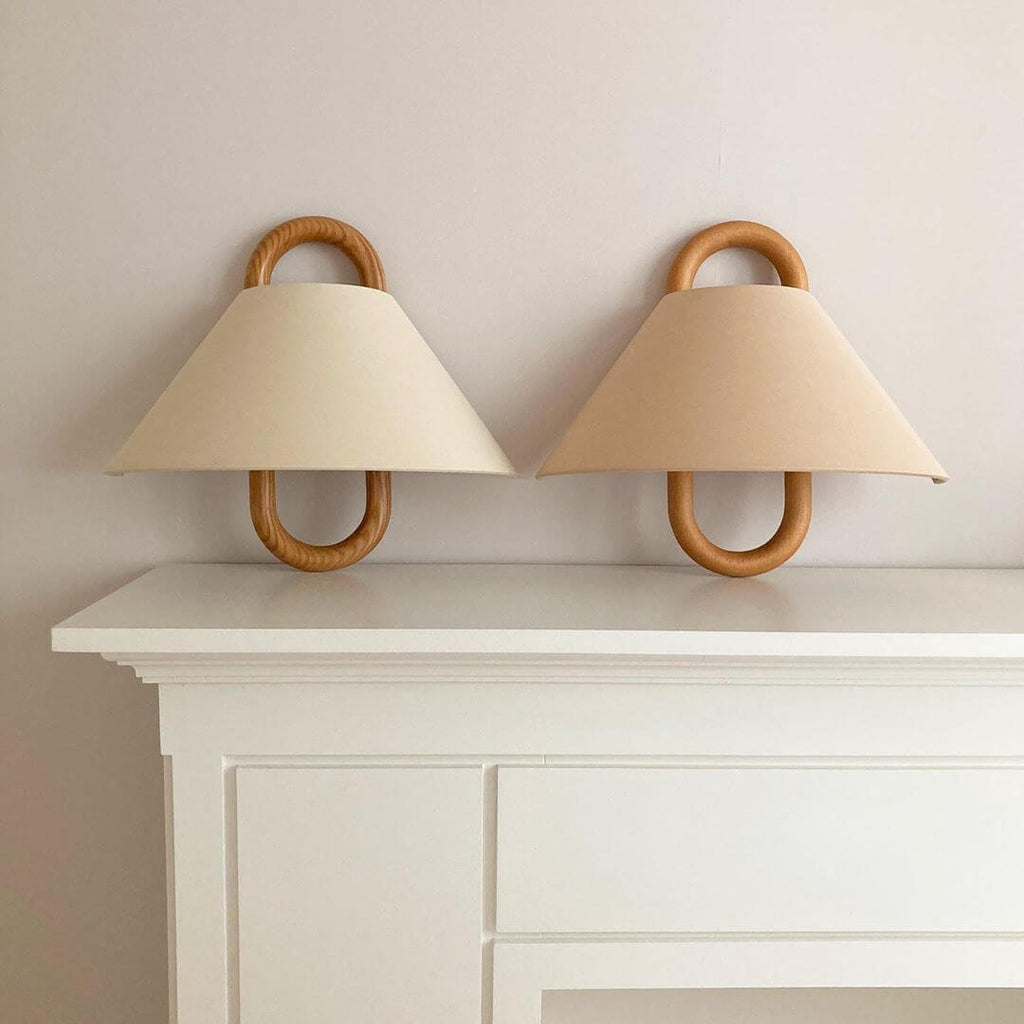 Applique moderna originale in legno massello plissettato a semicerchio con 1 luce