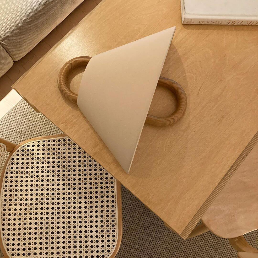 Applique moderna originale in legno massello plissettato a semicerchio con 1 luce