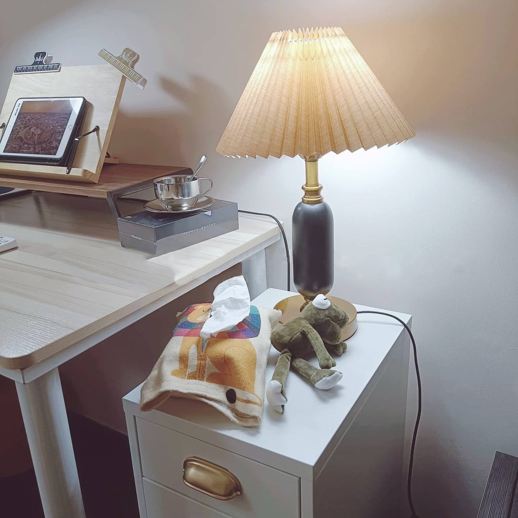 Lampada da Tavolo Tradizionale Francese con Paralume Pieghettato in Tessuto PVC e Metallo per Camera da Letto
