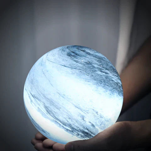 Lampada da Tavolo LED a Sfera con Aspetto Vetro e Superficie a Vortice