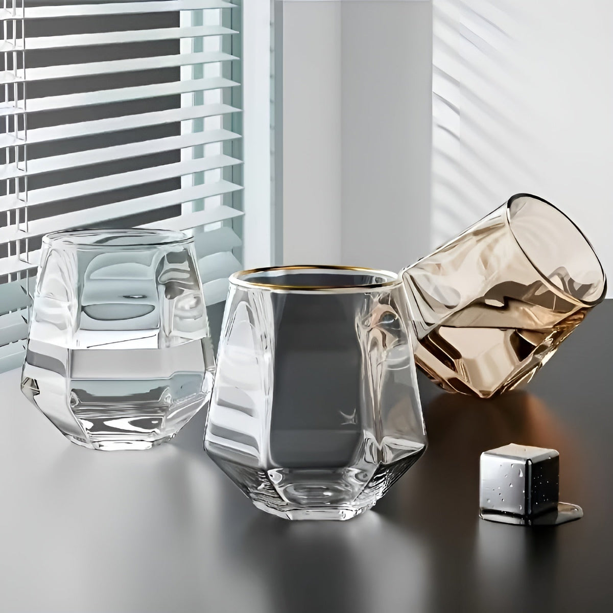 Set di bicchieri da whisky geometrici a 4 pezzi, Colorato – 300 ML Bicchieri per Whisky, Cocktail & Distillati | Eleganti bicchieri Tumbler per Bar, Feste & Idee regalo
