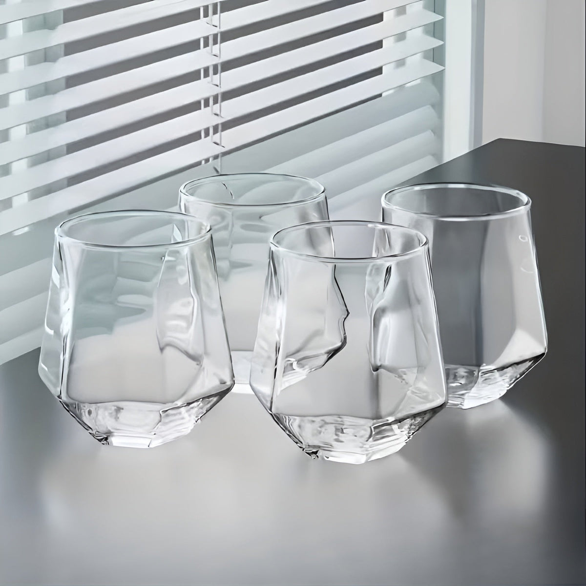 Set di bicchieri da whisky geometrici a 4 pezzi, Colorato – 300 ML Bicchieri per Whisky, Cocktail & Distillati | Eleganti bicchieri Tumbler per Bar, Feste & Idee regalo