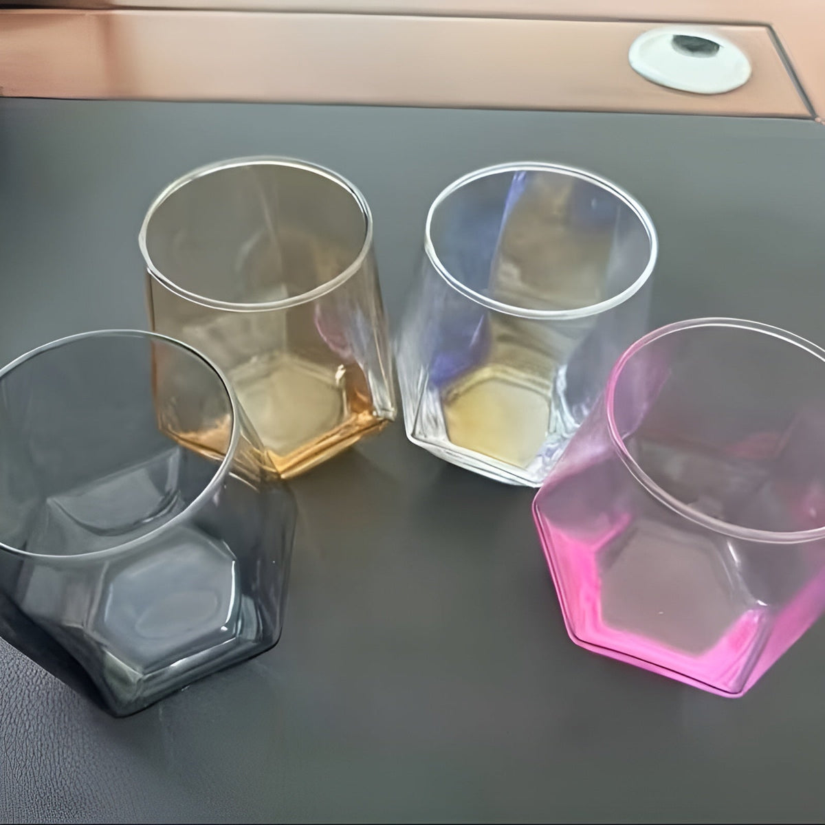 Set di bicchieri da whisky geometrici a 4 pezzi, Colorato – 300 ML Bicchieri per Whisky, Cocktail & Distillati | Eleganti bicchieri Tumbler per Bar, Feste & Idee regalo