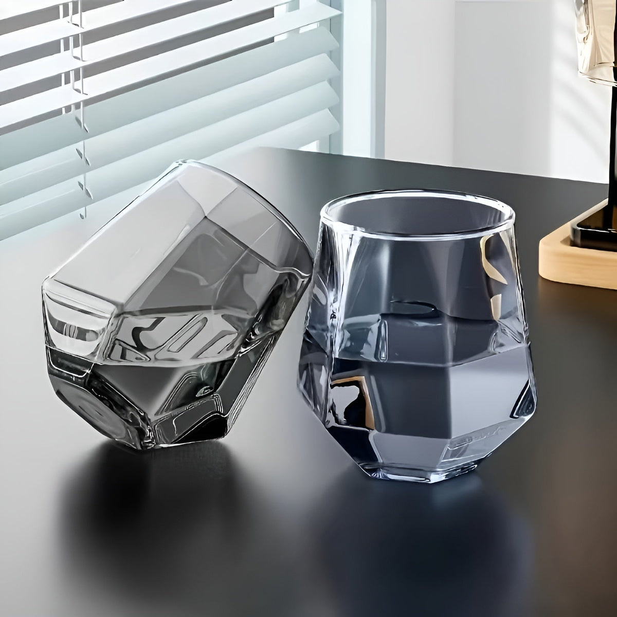 Set di bicchieri da whisky geometrici a 4 pezzi, Colorato – 300 ML Bicchieri per Whisky, Cocktail & Distillati | Eleganti bicchieri Tumbler per Bar, Feste & Idee regalo
