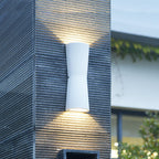 Lampada da Parete Esterno Minimalista Laxor in Metallo Impermeabile, Nero/Bianco