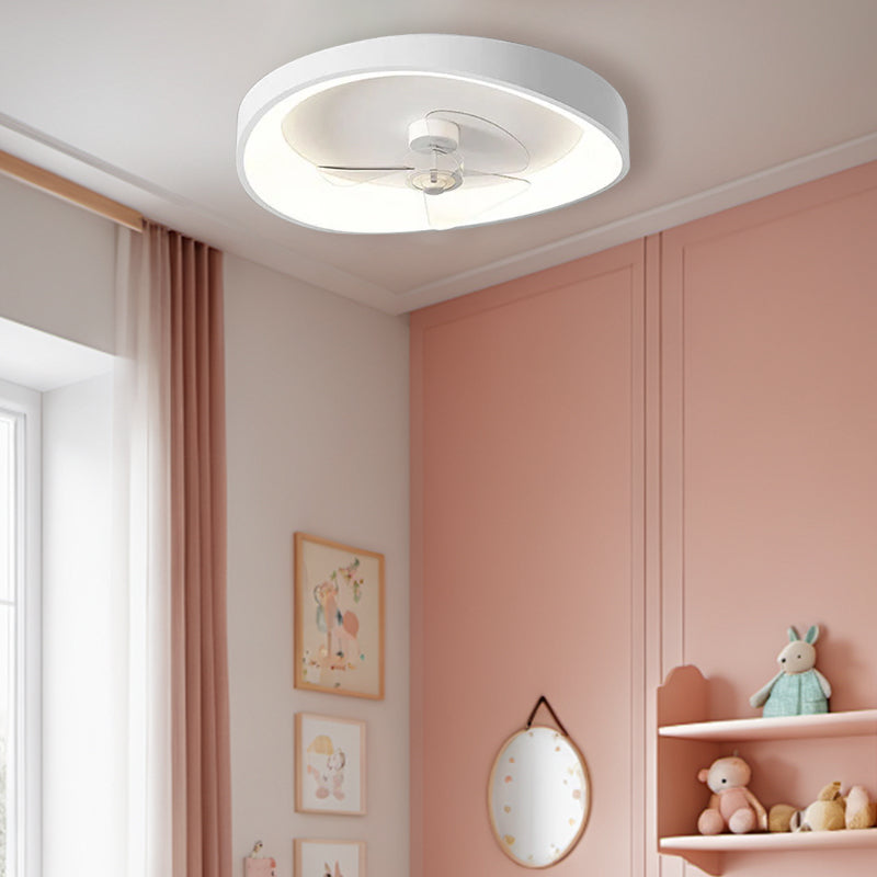 Ventilatore da soffitto bianco in minimalismo moderno con luce