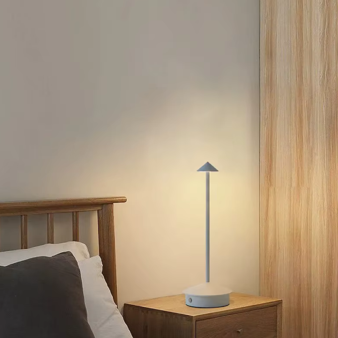 Lampada da Tavolo Ricaricabile LED a Cono in Alluminio Moderno 1 Luce