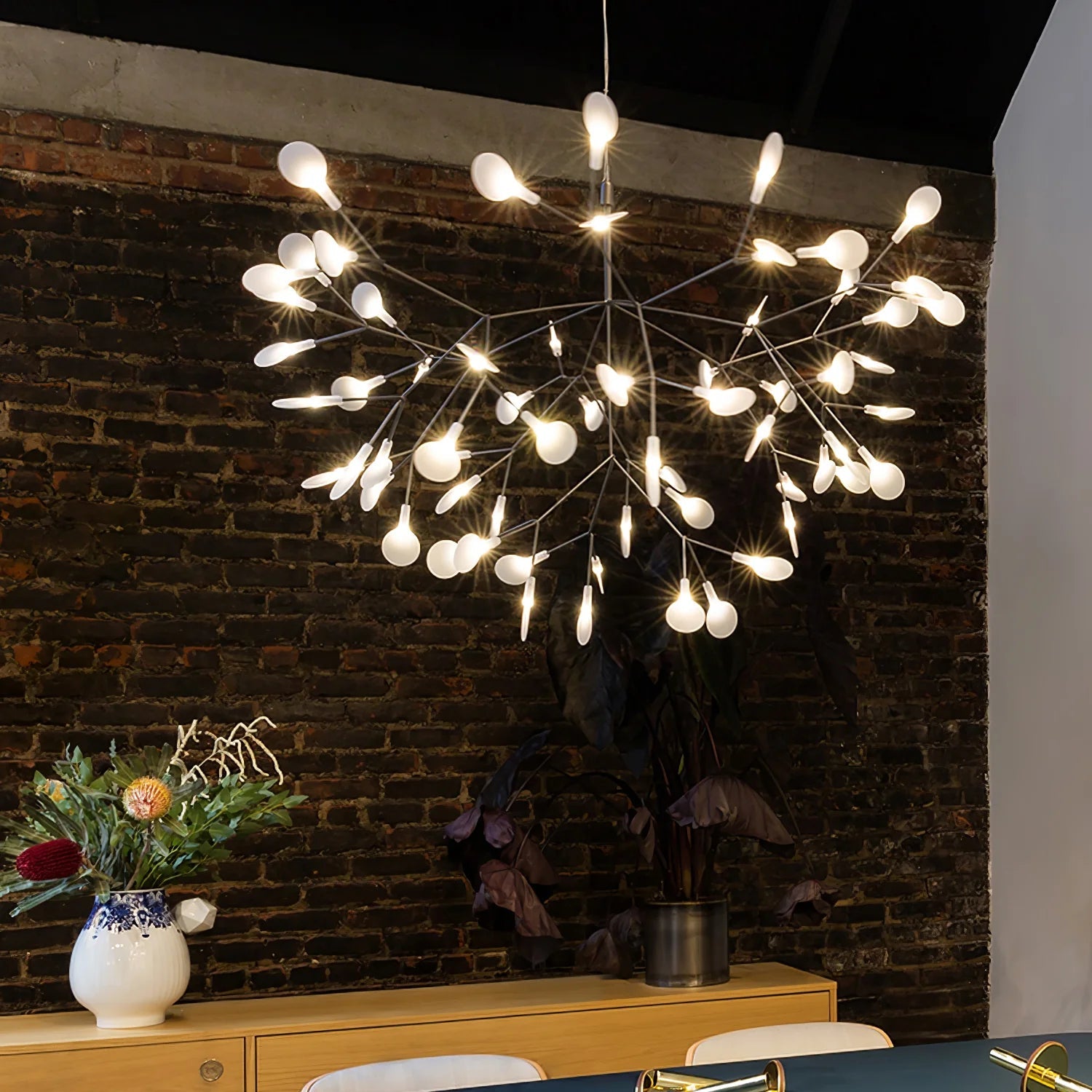 Lampadario in Acrilico a Petali di Rosa Modish