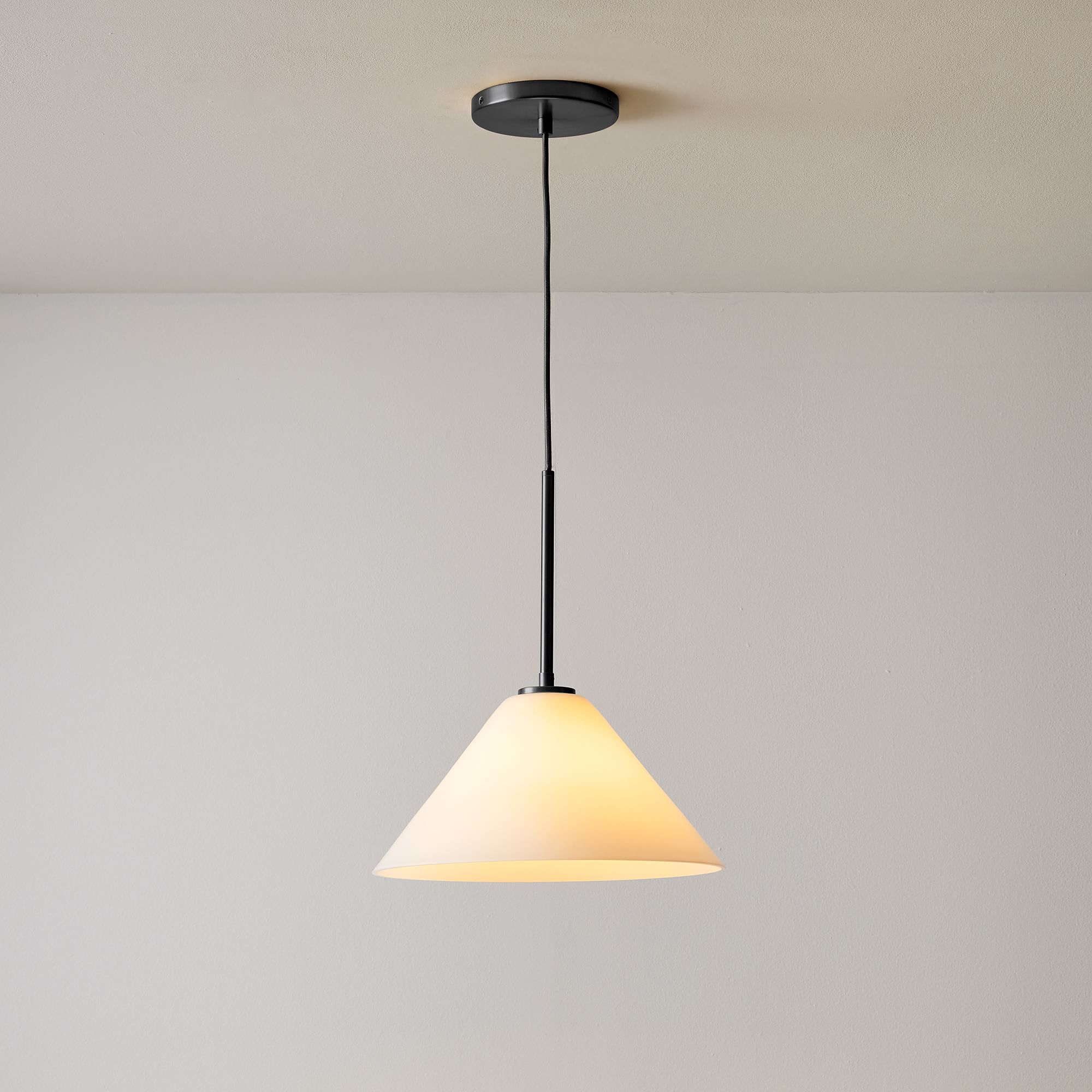 Lampada a sospensione a cono in vetro trasparente per cucina