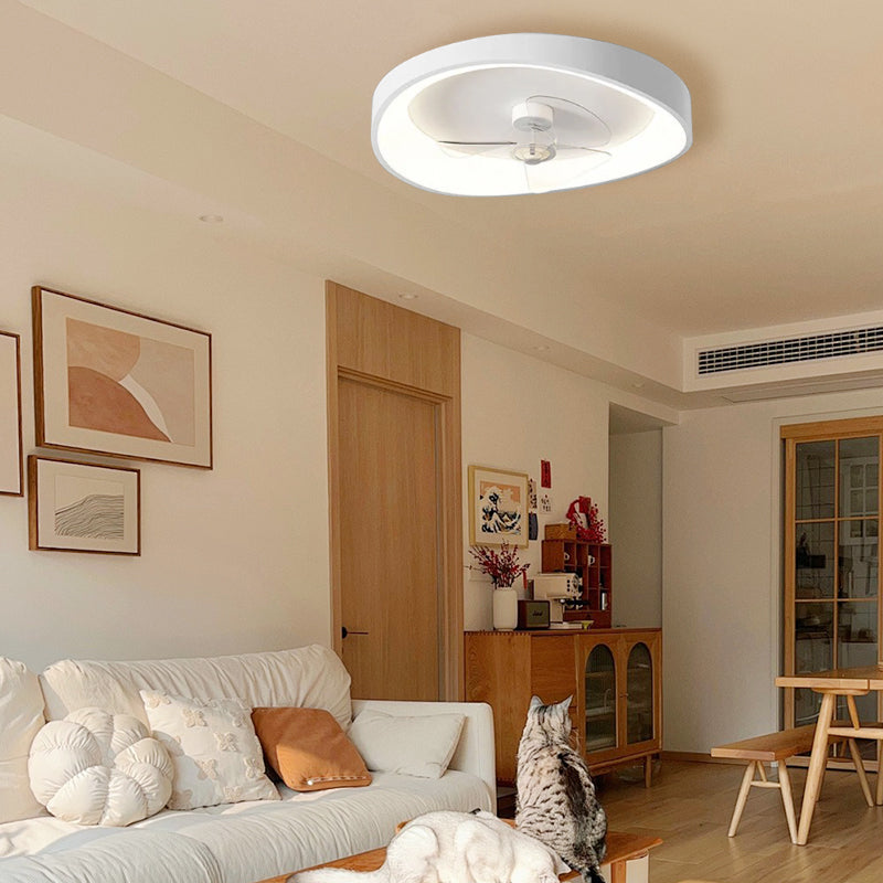 Ventilatore da soffitto bianco in minimalismo moderno con luce
