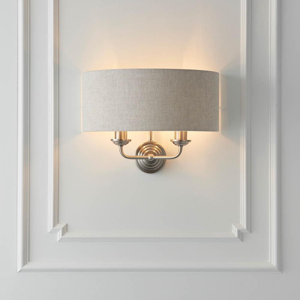 Lampada da Parete Highclere in Cromo Spazzolato - Paralume in Lino Naturale