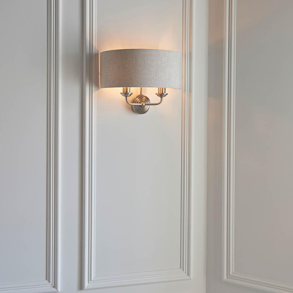 Lampada da Parete Highclere in Cromo Spazzolato - Paralume in Lino Naturale