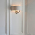 Lampada da Parete Highclere in Cromo Spazzolato - Paralume in Lino Naturale