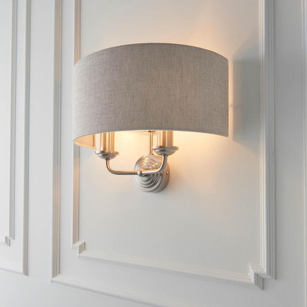 Lampada da Parete Highclere in Cromo Spazzolato - Paralume in Lino Naturale