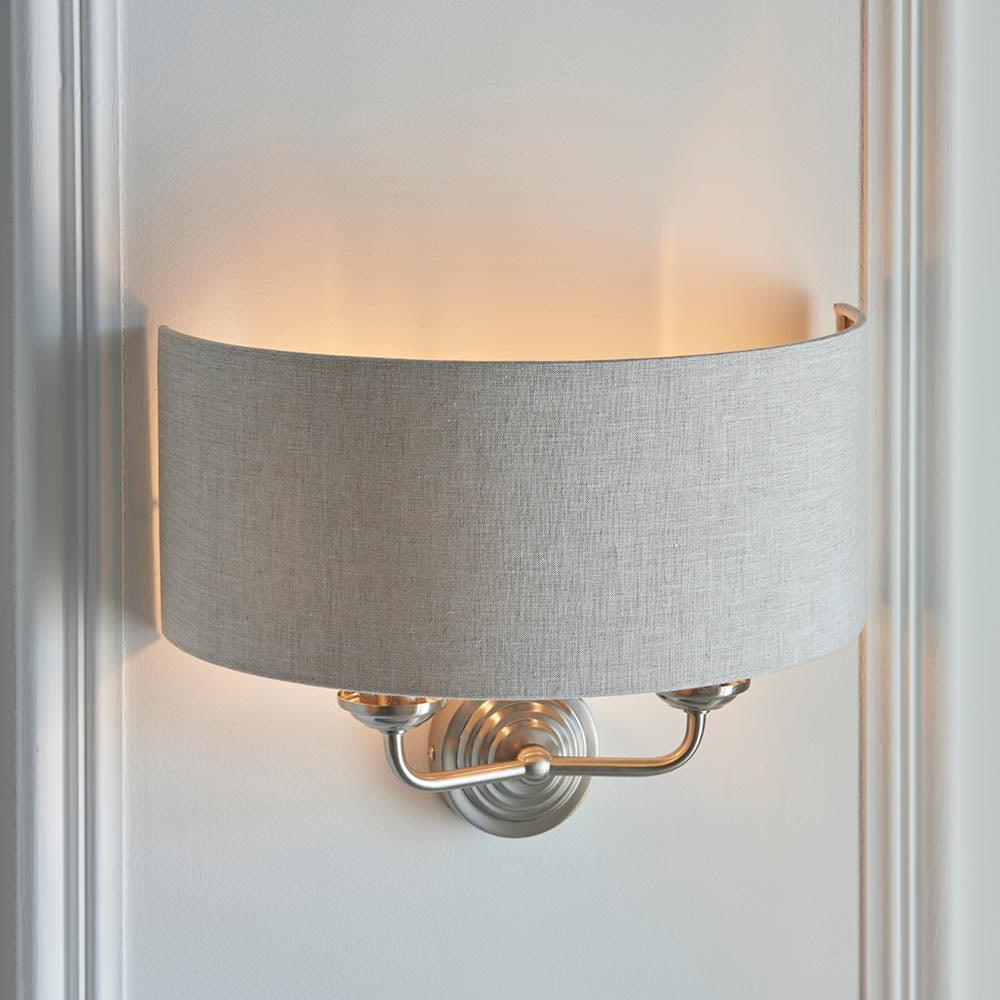 Lampada da Parete Highclere in Cromo Spazzolato - Paralume in Lino Naturale