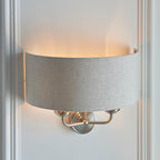 Lampada da Parete Highclere in Cromo Spazzolato - Paralume in Lino Naturale